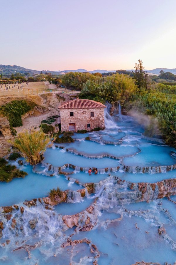 Peut-on louer une maison en Toscane avec des cours de sculpture en marbre et des visites de carrières?