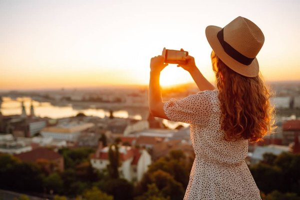 Quels sont les trois principaux pôles émetteurs de touristes ?